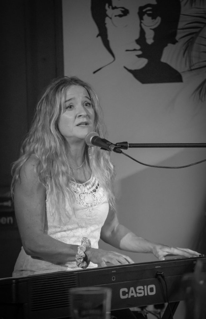 Nicola Farnon - Daisy Daisy