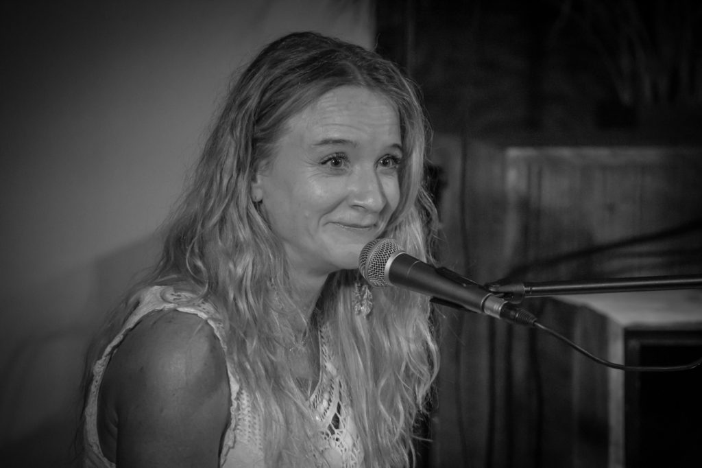 Nicola Farnon - Daisy Daisy